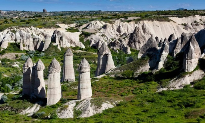 Những cột đá thông khí có biệt danh ống khói cổ tích ở Cappadocia. Ảnh: Smithsonian