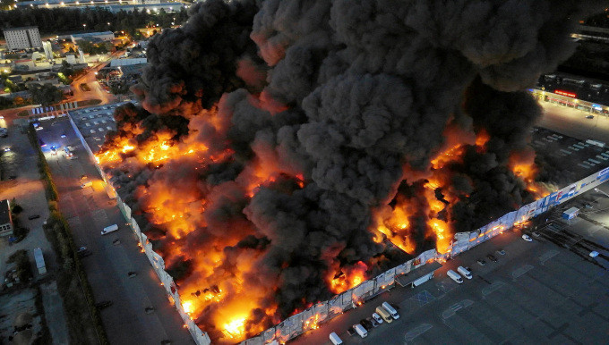 Trung tâm thương mại bán lẻ 44 Marywilska ở Warsaw chìm trong biển lửa, ngày 12/5. Ảnh: Reuters