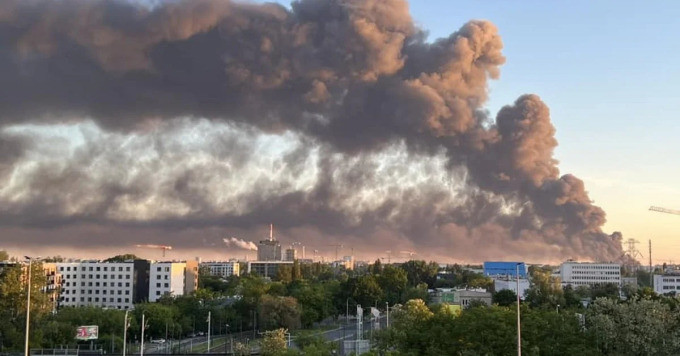 Khói đen đặc bốc lên từ vụ hỏa hoạn tại trung tâm 44 Marywilska ở Warsaw, Ba Lan, ngày 12/5. Ảnh: Onet