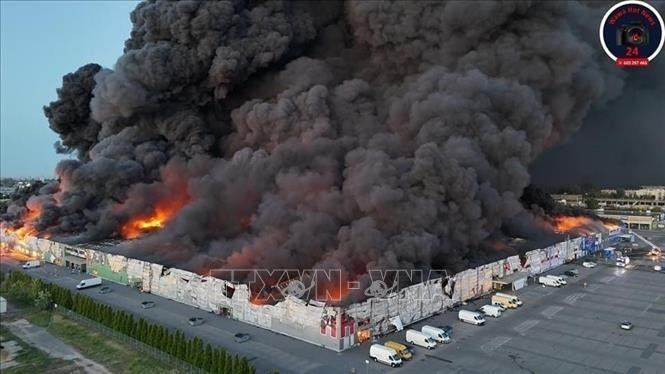 1,400 stalls egulfed in flames at a shopping centre in Warsaw, Poland. (Photo: Wawa Hot News 24/VNA)