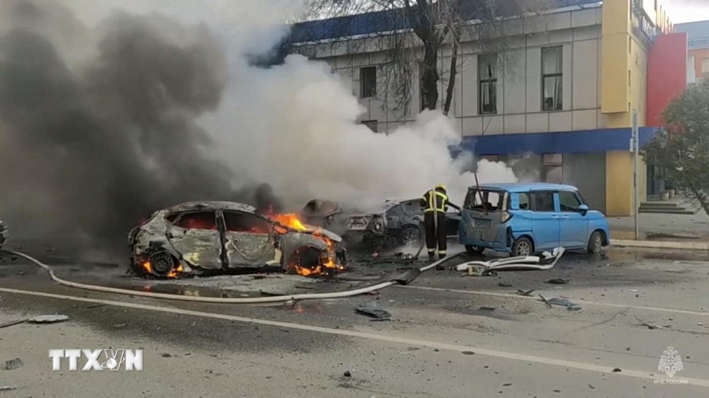 Các phương tiện bốc cháy sau vụ tấn công tại thành phố Belgorod của Nga nằm cách biên giới Ukraine khoảng 40km, ngày 30/12/2023. (Ảnh: AFP/TTXVN)