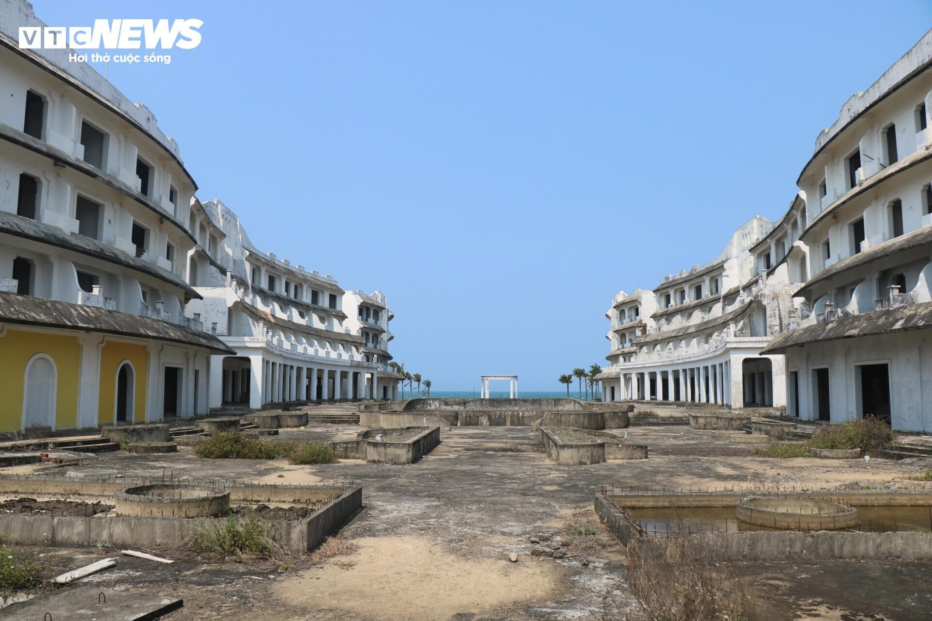 Khu nghỉ dưỡng triệu đô nằm hoang tàn bên vịnh đẹp nhất thế giới - 7