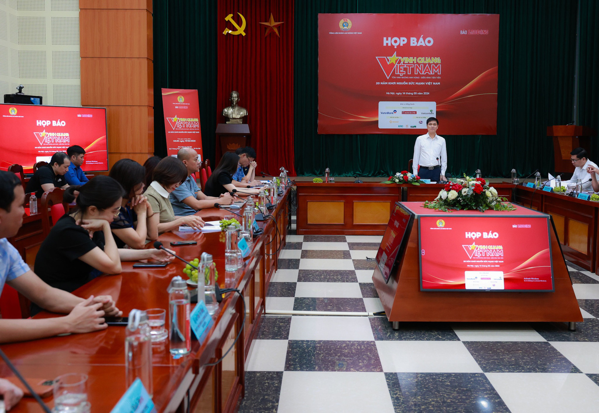 Ông Ngọ Duy Hiểu - phó chủ tịch Tổng liên đoàn Lao động Việt Nam - phát biểu tại họp báo chương trình Vinh quang Việt Nam - Ảnh: HẢI NGUYỄN