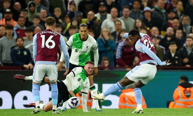 Tiền đạo Aston Villa Jhon Duran dứt điểm, rút ngắn tỷ số còn 2-3 ở phút 83 cho Aston Villa trong trận hòa 3-3 trên sân Villa Park ngày 13/5. Ảnh: Reuters