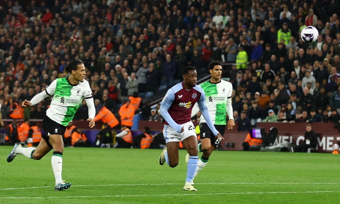 Bóng chạm đùi Jhon Duran (giữa) rồi nẩy vào lưới Liverpool, giúp Aston Villa gỡ hòa 3-3 trong trận đá muộn vòng 37 Ngoại hạng Anh trên sân Villa Park ngày 13/5. Ảnh: Reuters