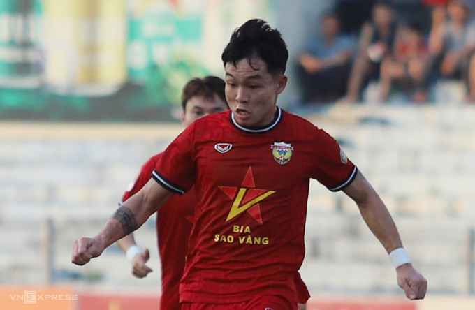 Nguyễn Trung Học trong một trận thi đấu cho Hà Tĩnh tại V-League 2023-2024. Ảnh: Đức Hùng