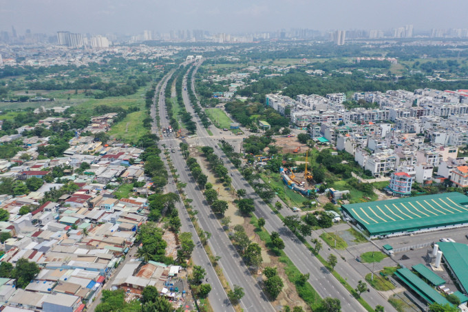 Khu vực phía Tây TP HCM, đoạn qua đường Nguyễn Văn Linh, huyện Bình Chánh, tháng 10/2023. Ảnh: Quỳnh Trần