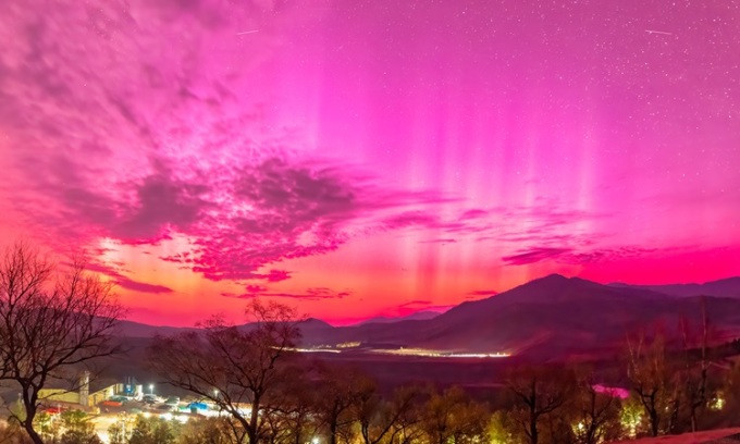 Cực quang thắp sáng bầu trời ở Hulunbuir, Nội Mông, Trung Quốc hôm 11/5. Ảnh: VCG