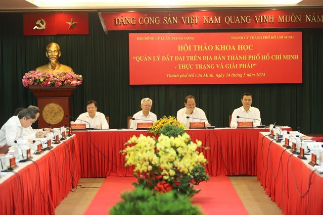 Các chuyên gia tham dự Hội thảo khoa học về quản lý đất đai TP HCM, sáng 14/5. Ảnh: VGP/Vũ Phong