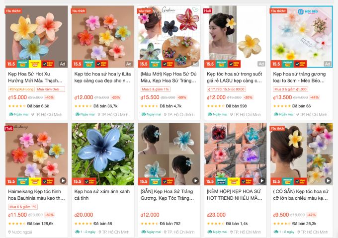 Các gian hàng bán kẹp tóc hoa sứ trên một sàn online.Ảnhchụp màn hình