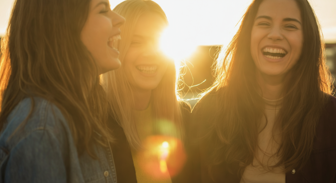 Ảnh được tạo ra từ câu lệnh: Ba người phụ nữ đứng cạnh nhau cười, với một người nằm ngoài khoảng nét một chút. Mặt trời đang lặn ở phía sau những người này, tạo ra ánh sáng loá của ống kính và làm nổi bật mái tóc, tạo hiệu ứng mờ ở hậu cảnh. Phong cách chụp chân thực, ghi lại khoảng khắc kết nối và hạnh phúc giữa những người bạn.... Ảnh: Google