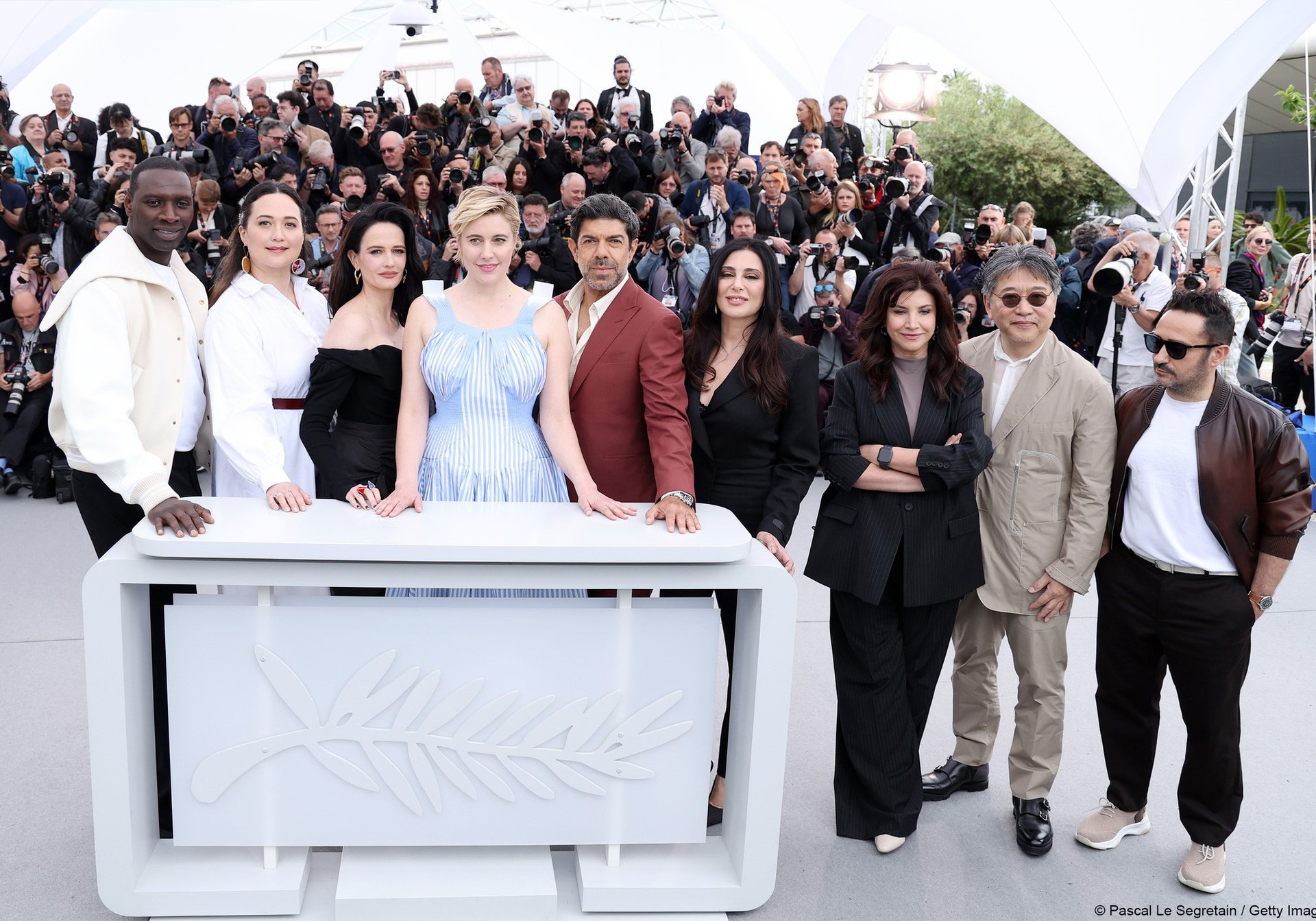 Dàn giám khảo Liên hoan phim Cannes 2024: (từ trái sang phải) Omar Sy, Lily Gladstone, Eva Green, Greta Gerwig, Pierfrancesco Favino, Nadine Labaki, Ebru Ceylan, Hirokazu Kore-eda và Juan Antonio Bayona - Ảnh: Cannes