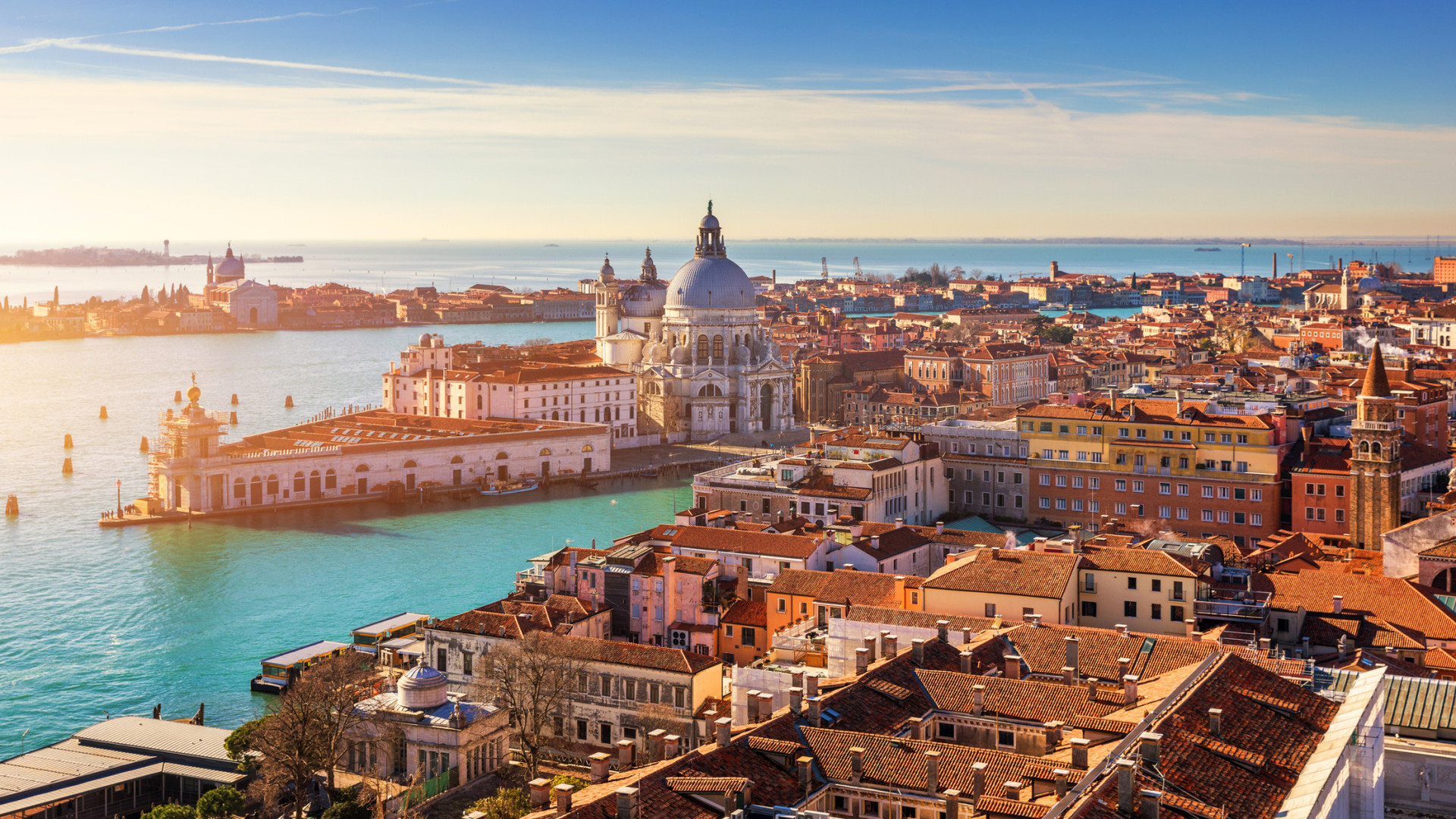 Thành phố Venice (Ý) gây tranh cãi khi áp dụng mức phí 5,4 USD dành cho khách tham quan trong ngày kể từ 25-4 - Ảnh: PLUM GUIDE
