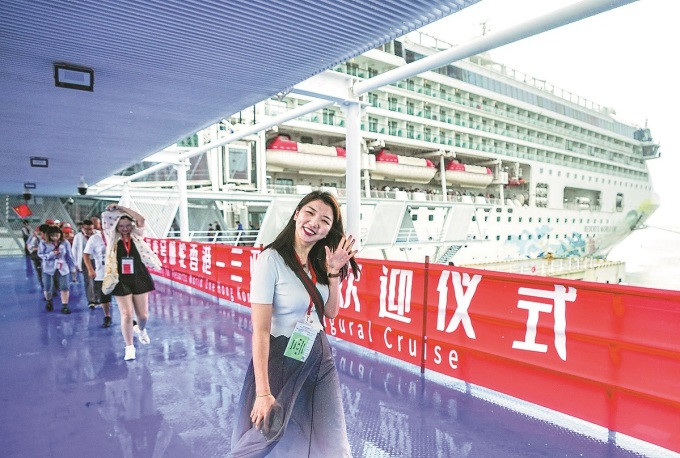 Một du khách đến Trung Quốc bằng du thuyền và cập cảng trên đảo Hải Nam hồi tháng 9/2023. Ảnh: China Daily