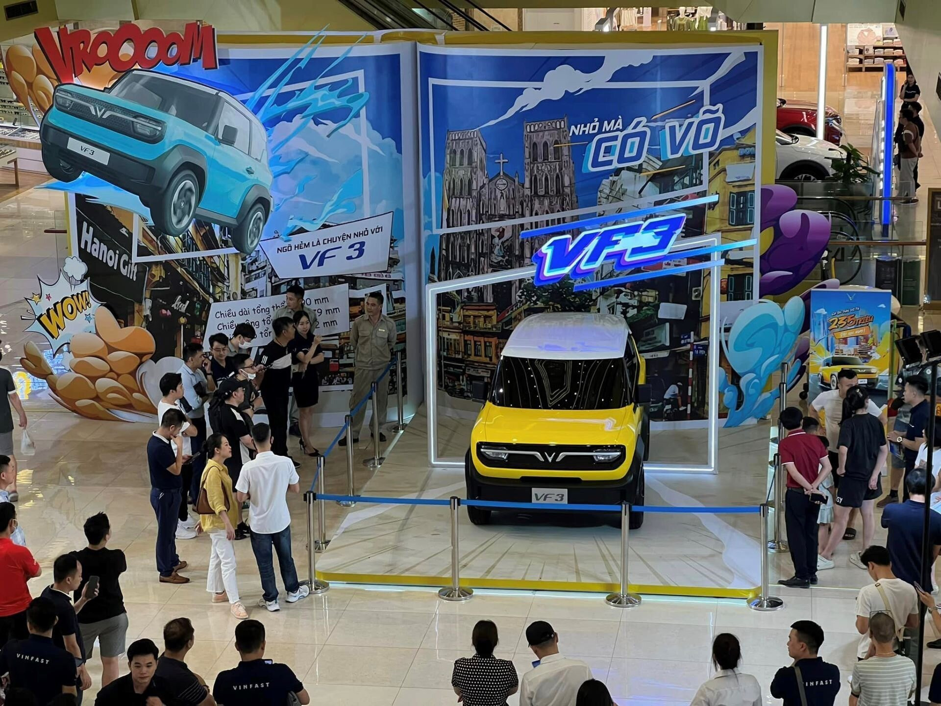 Với gần 28.000 cọc chỉ trong 66 giờ, mẫu xe VF 3 trở thành “hiện tượng” trên thị trường ô tô Việt (Hình ảnh tại Vincom Center Trần Duy Hưng, Hà Nội).