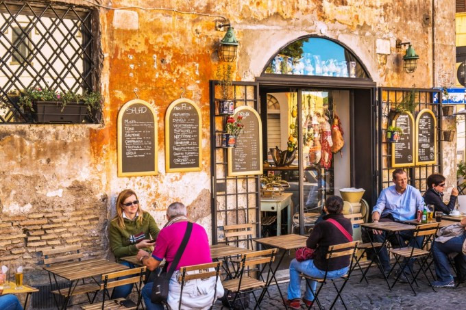 Du khách ngồi uống cafe ở Rome, Italy. Ảnh: Alamy