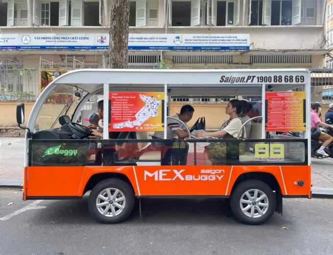 Xe điện chở khách tham quan nội đô TP HCM. Ảnh: Saigon.PT