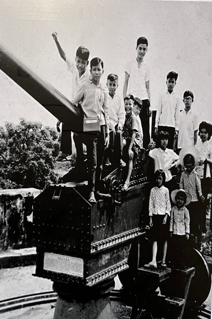 Học sinh miền Nam ở Nam Ninh, Quảng Tây, Trung Quốc năm 1962. Bên cạnh học tập ở miền Bắc, nhiều sinh được gửi sang Nam Ninh. Khi đất nước thống nhất, họ trở về quê hương, đóng góp tích cực vào sự nghiệp xây dựng, bảo vệ tổ quốc.