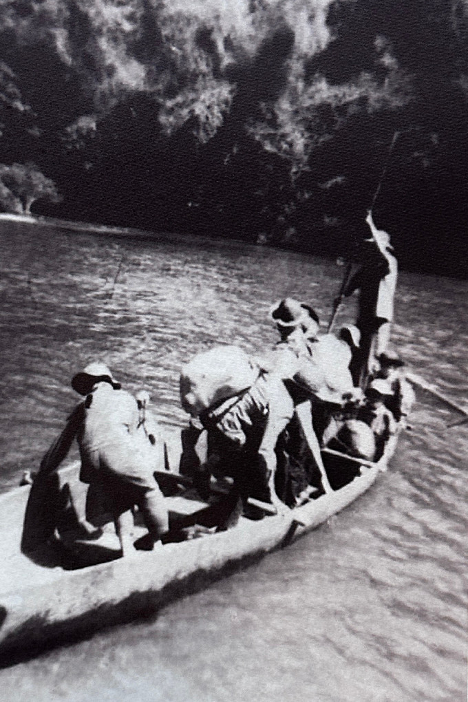 Các học sinh vượt sông Sê San ở tỉnh Gia Lai, Kon Tum.
