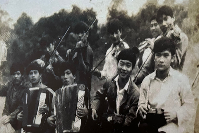 Đội nhạc trường học sinh miền Nam số 1 tại Đông Triều, Quảng Ninh. Trong hai tháng cuối năm 1954, hơn 5.000 thiếu niên từ Nam ra Bắc học tập, được xem là những hạt giống đỏ, do Bộ Giáo dục quản lý. Một số cán bộ, bộ đội dưới 18 tuổi cũng được cho đi học văn hóa.
