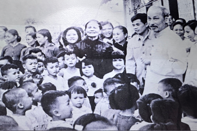 Chủ tịch Hồ Chí Minh đến thăm trại nhi đồng tại Đống Đa, Hà Nội, trò chuyện với các em năm 1955. Sinh thời, Hồ Chủ tịch quan tâm đặc biệt đến các cán bộ, chiến sĩ miền Nam tập kết lẫn con em họ.