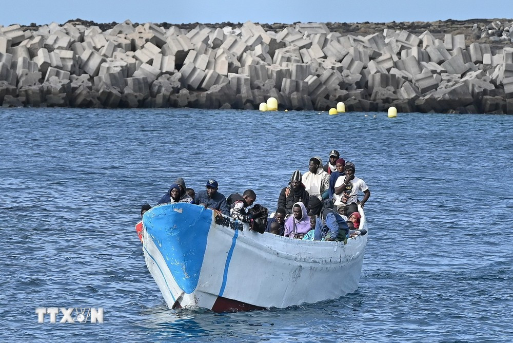 Người di cư sau khi được lực lượng chức năng Tây Ban Nha giải cứu ở ngoài khơi đảo El Hierro ngày 4/2/2023. (Ảnh: AFP/TTXVN)