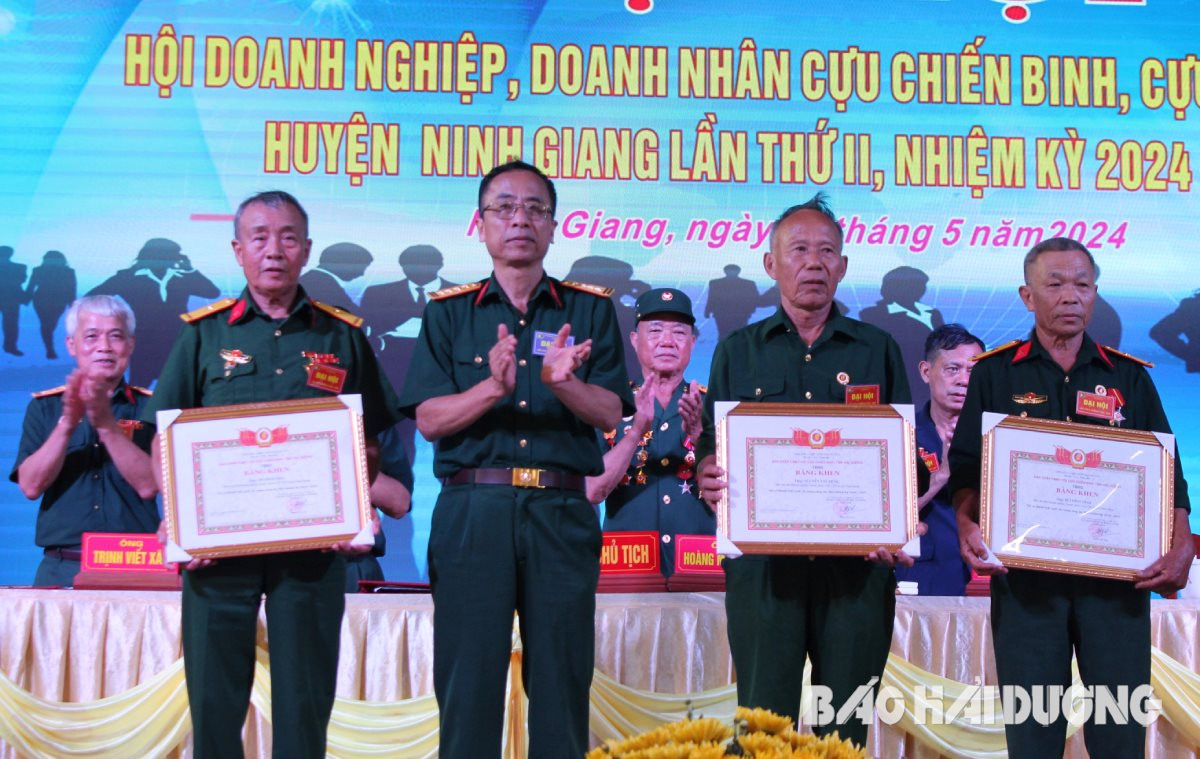 Lãnh đạo Hội Cựu chiến binh tỉnh trao khen của Hội Cựu chiến binh tỉnh cho những cá nhân có thành tích xuất sắc trong công tác nhiệm kỳ 2018 - 2023