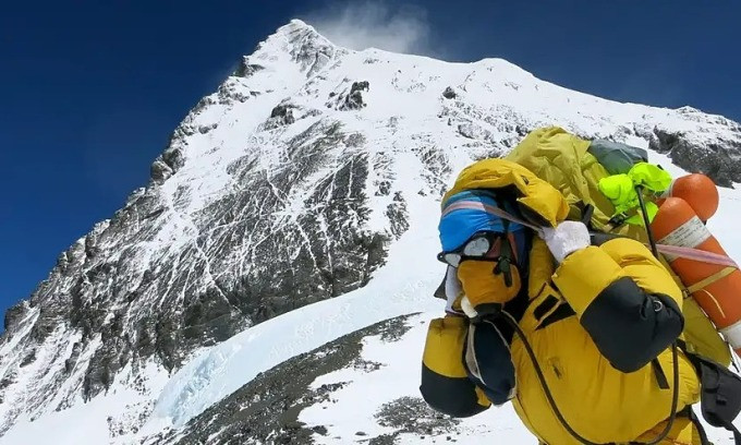 Nhà leo núi người Nepal trên đường leo Everest. Ảnh: DW