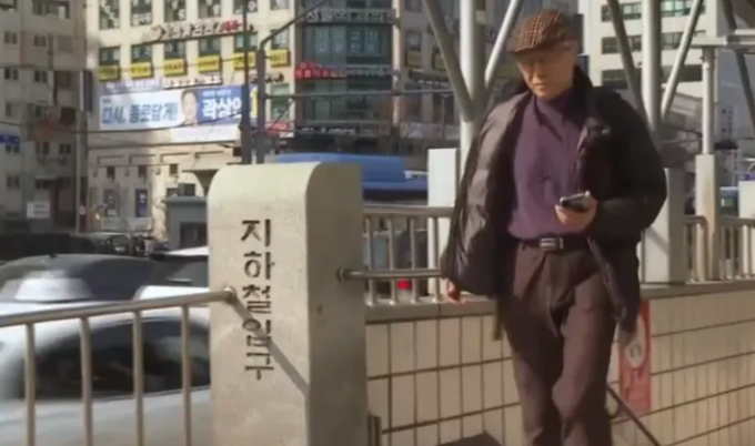 Ông Cho Sung-whoi bước ra khỏi tàu điện ngầm để giao hàng cho khách. Ảnh: CNA