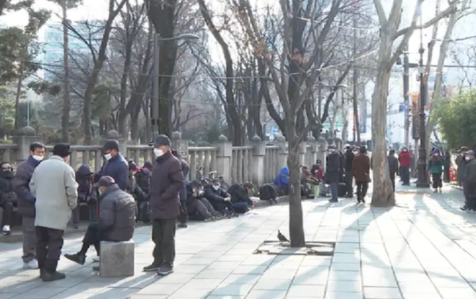 Người cao tuổi giao lưu ở công viên Seoul. Ảnh: CNA