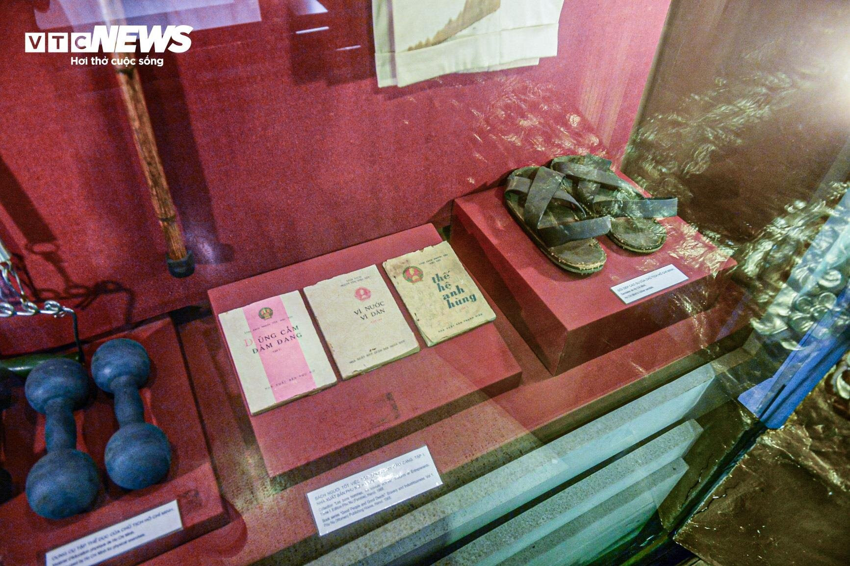 Đôi dép cao su, bộ đồ kaki và những kỷ vật gắn với cuộc đời cách mạng của Bác Hồ - 9