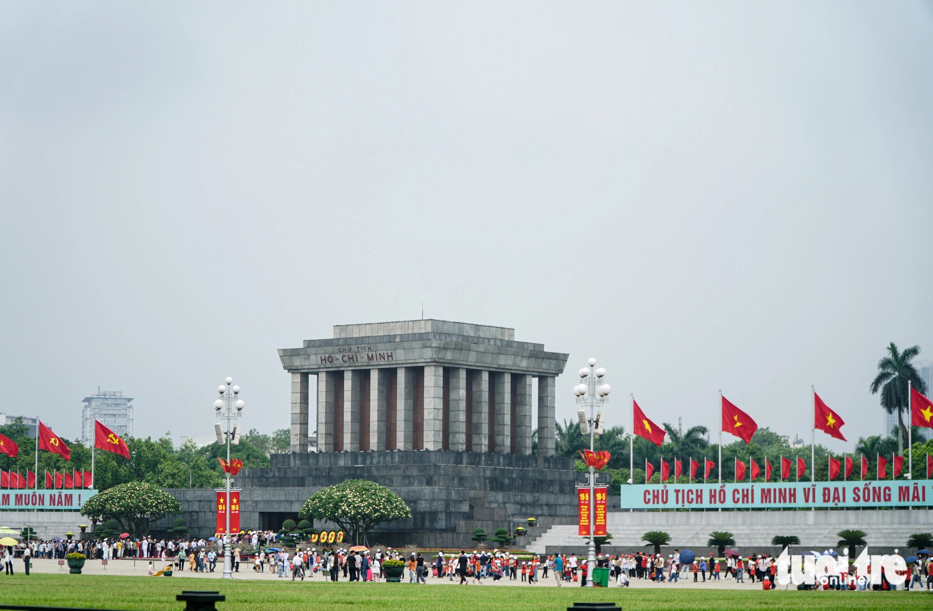Hàng ngàn người về lăng Chủ tịch Hồ Chí Minh trong sáng 19-5 - Ảnh: NGUYỄN HIỀN