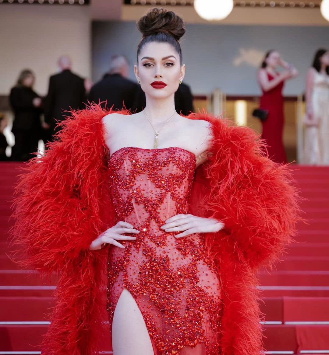 Isabella Menin - Miss Grand International 2022 - diện thiết kế Lê Thanh Hòa tại thảm đỏ Cannes - Ảnh: Facebook nhân vật
