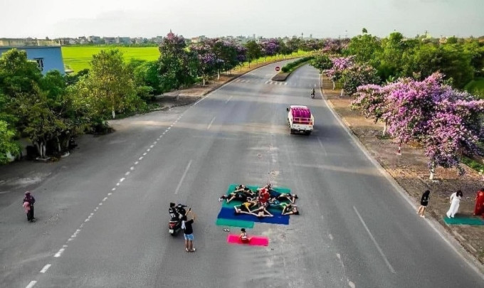 Nhóm phụ nữ tập yoga chụp ảnh giữa đường. Ảnh: Huyện Kiến Xương