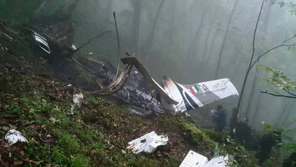 Các mảnh vỡ máy bay tại hiện trường vụ rơi trực thăng chở tổng thống Iran - Ảnh: IRINN
