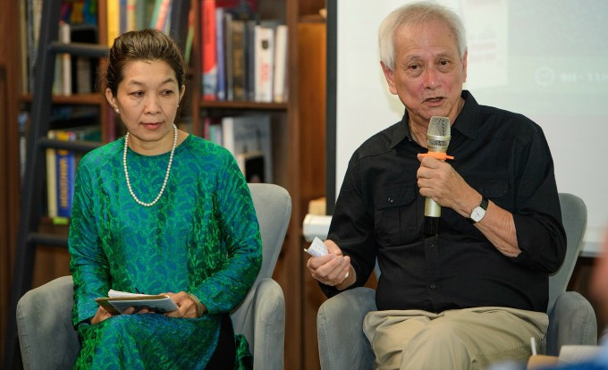 Tác giả Vĩnh Đào (phải) và Nguyễn Thị Thanh Thuý trong buổi ra mắt sách, hôm 19/5. Ảnh: Quốc Toàn