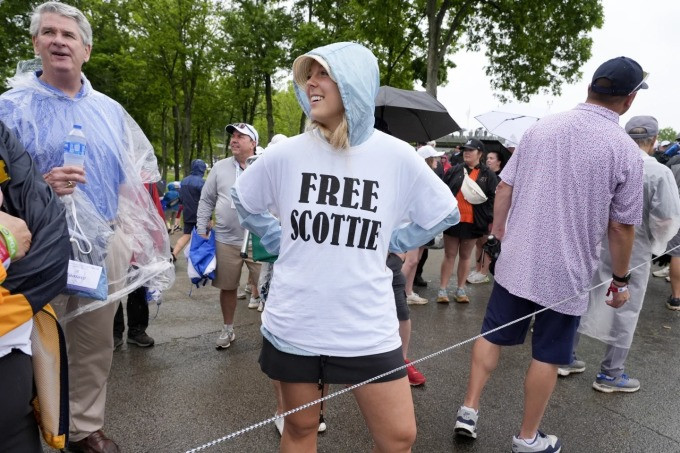 Một người hâm mộ Scheffler mặc áo in dòng chữ Hãy trả tự do cho Scottie để ủng hộ golfer số một thế giới bên ngoài sân Valhalla. Ảnh: AP