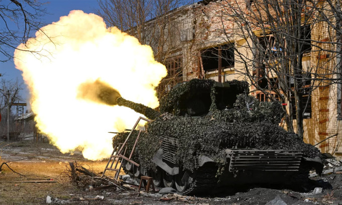 Xe tăng Nga tấn công vị trí Ukraine trên mặt trận gần Avdeevka ngày 28/3. Ảnh: BQP Nga