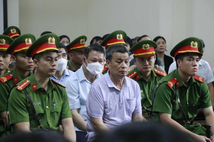 Ông Nguyễn Văn Vinh (hàng hai) và các bị cáo tại TAND tỉnh Lào Cai, ngày 20/5. Ảnh: Đức An