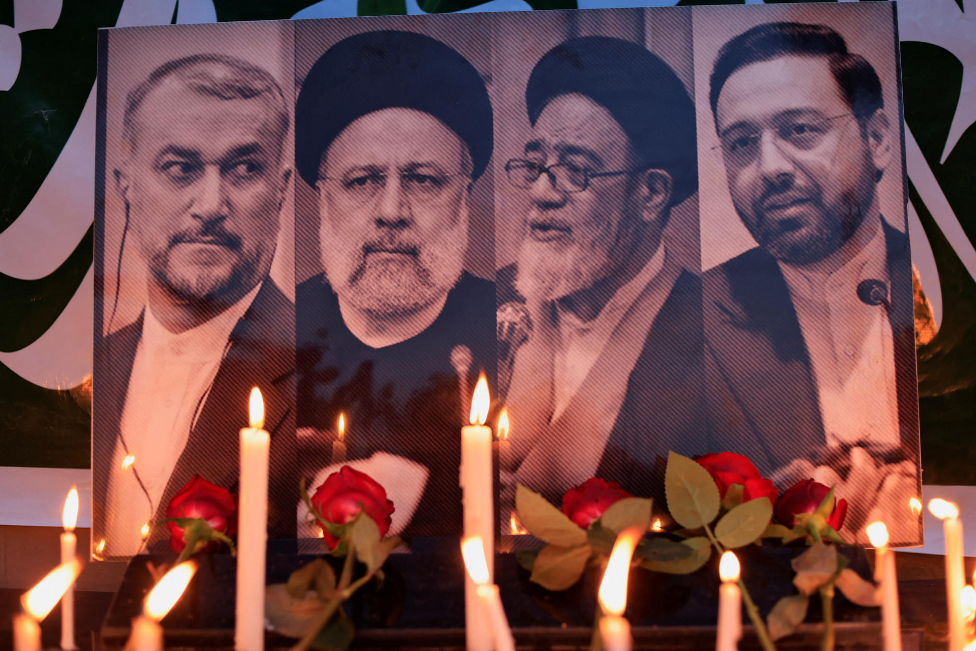 Khu vực tưởng niệm Tổng thống Iran Ebrahim Raisi và các quan chức tử nạn trong vụ máy bay rơi bên ngoài Đại sứ quán Iran ở Baghdad, Iraq ngày 20-5 - Ảnh: REUTERS