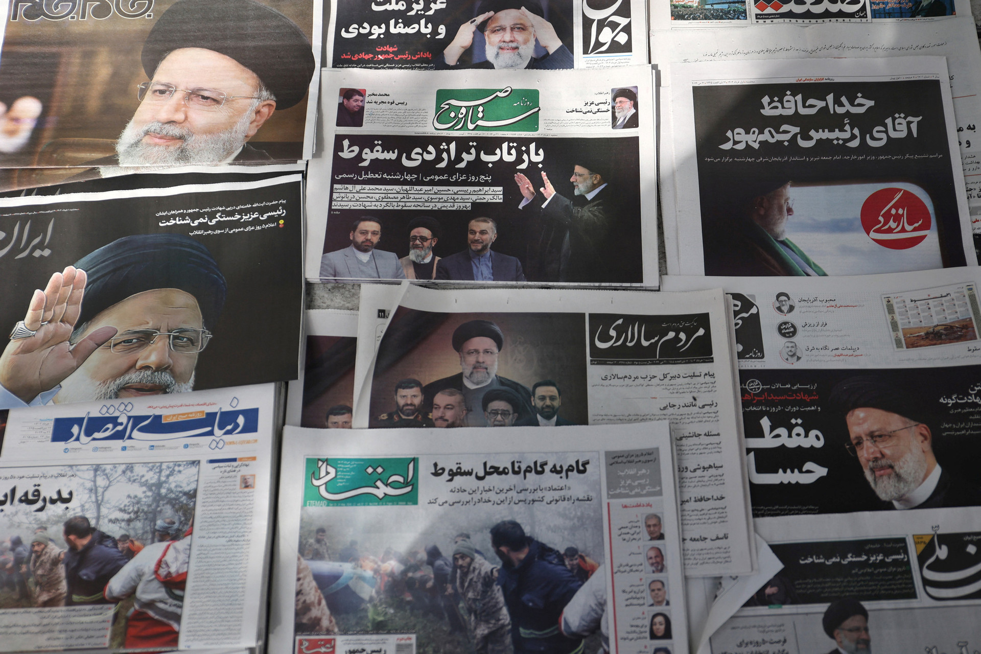 Hình ảnh cố Tổng thống Ebrahim Raisi xuất hiện trên trang nhất các tờ báo ở thủ đô Tehran ngày 21-5 - Ảnh: REUTERS