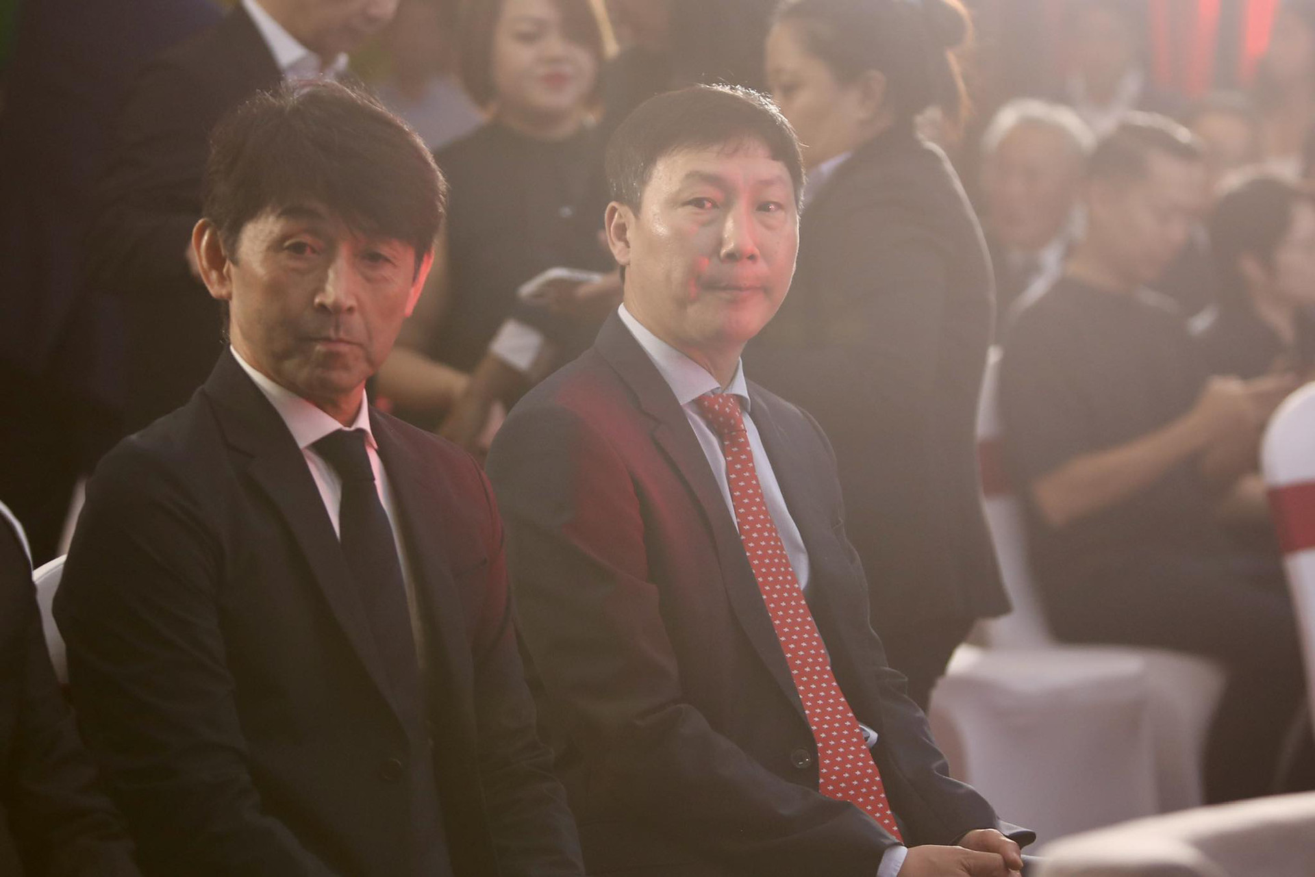 HLV tuyển Thái Lan Masatada Ishii (trái) và HLV tuyển Việt Nam Kim Sang Sik tham dự lễ bốc thăm - Ảnh: HOÀNG TÙNG