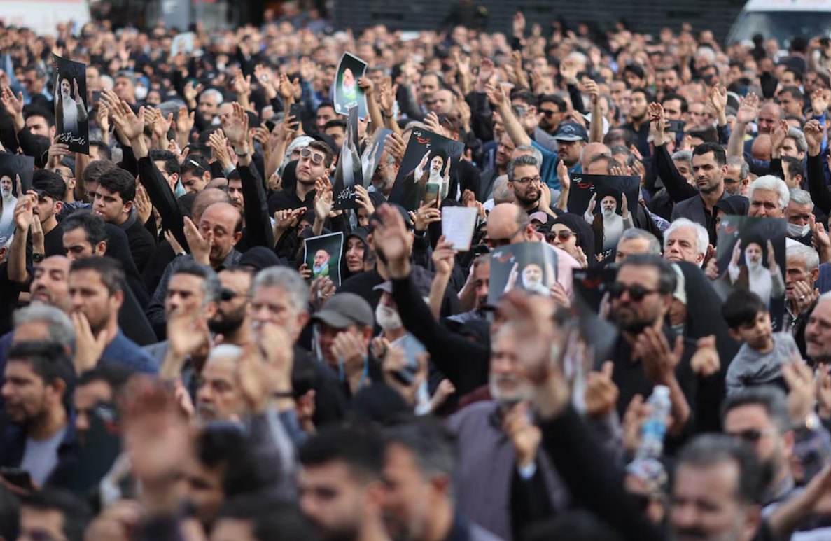 Người dân tụ tập thương khóc ông Raisi tại thủ đô Tehran, Iran ngày 20-5 - Ảnh: REUTERS