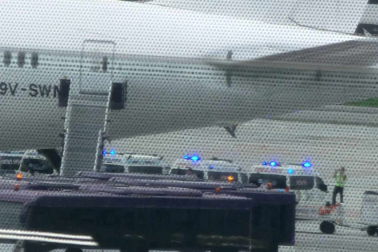 Xe cứu thương có mặt tại máy bay của Singapore Airlines sau khi hạ cánh khẩn cấp xuống sân bay quốc tế Suvarnabhumi ở Bangkok, Thái Lan - Ảnh: THE SUN