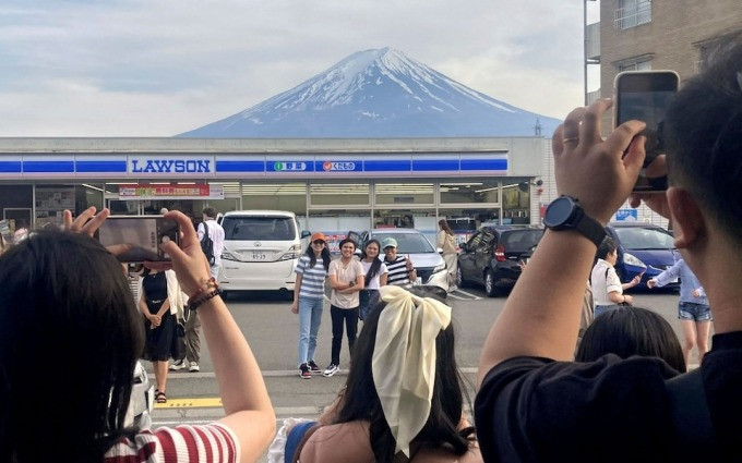 Du khách chụp ảnh núi Phú Sĩ ở Fujikawaguchiko. Ảnh: Kyodo News
