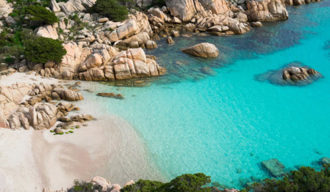 Một trong những bãi biển trên đảo Sardinia. Ảnh: Euro News