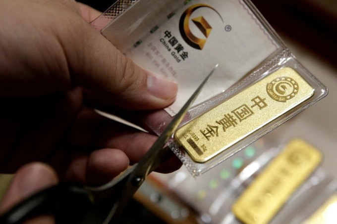 Một miếng vàng 50 gram bày bán tại Bắc Kinh (Trung Quốc). Ảnh: Reuters