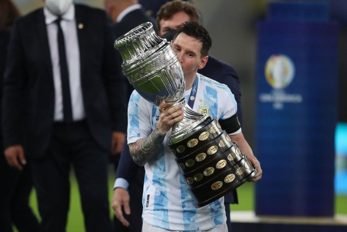 Messi nâng cup vô địch Copa America 2021 trên sân Maracana, Rio de Janeiro, Brazil. Ảnh: Reuters