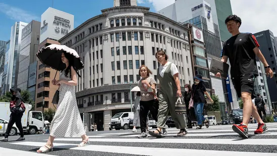 Nhật Bản đang xem xét chi trả toàn bộ chi phí sinh nở để khuyến khích phụ nữ sinh con - Ảnh: AFP