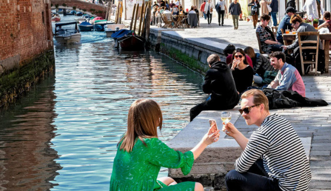 Du khách chụp ảnh lưu niệm bên kênh đào ở Venice. Ảnh: Euro News